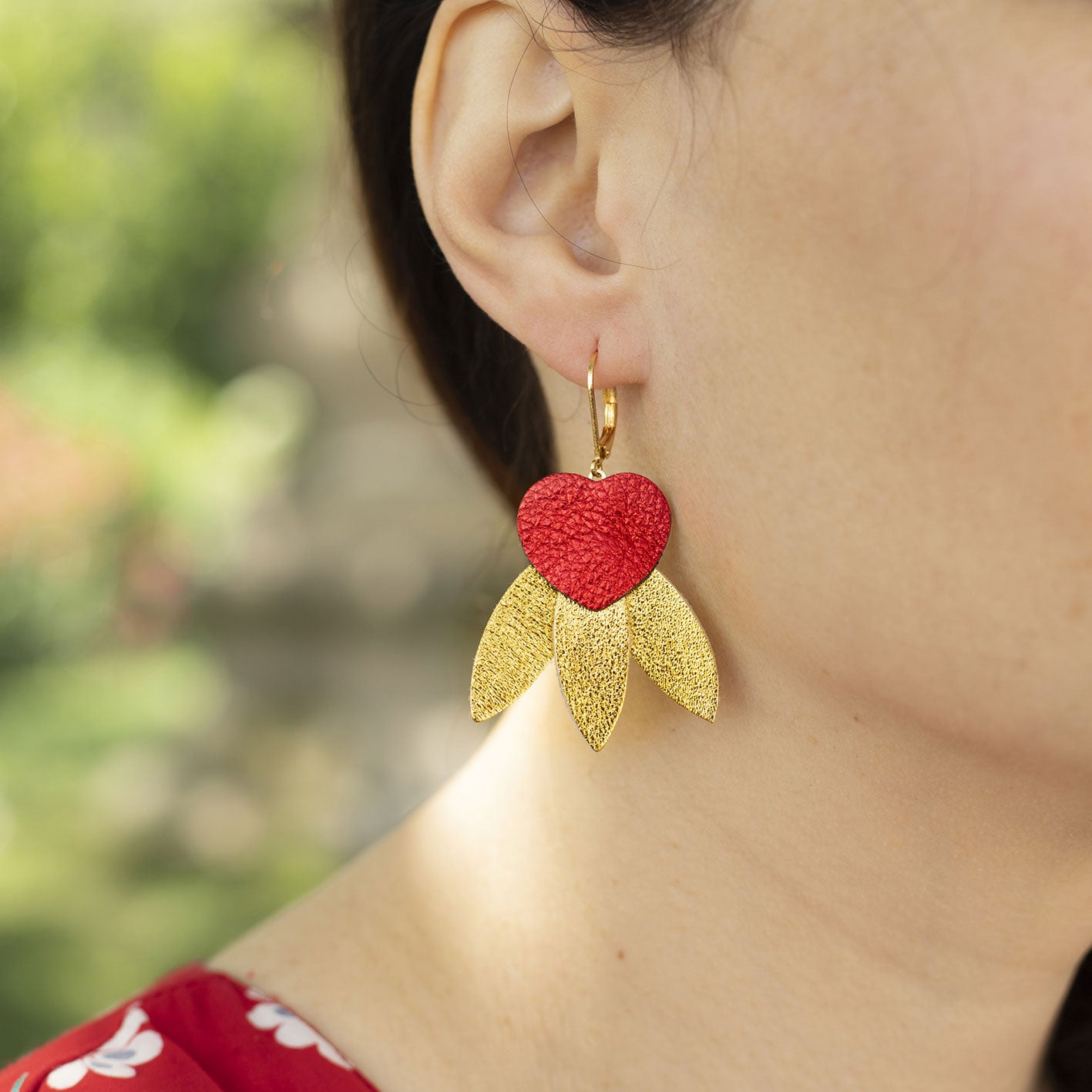 Boucles d'oreilles Coeurs rouge métallisé et 3 épées