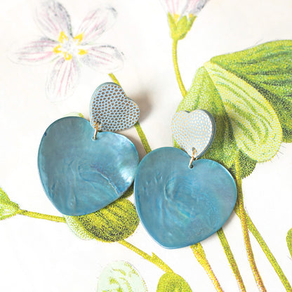 Boucles d'oreilles Double Coeurs cuir bleu à pois doré et coeurs en nacre bleue