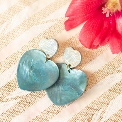 Boucles d'oreilles Double Coeurs cuir bleu à pois doré et coeurs en nacre bleue