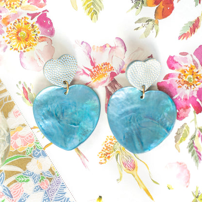 Boucles d'oreilles Double Coeurs cuir bleu à pois doré et coeurs en nacre bleue