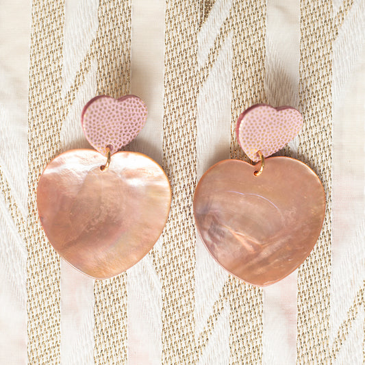 Double Hearts Ohrringe aus rosa Leder mit goldenen Tupfen und Perlmuttherzen