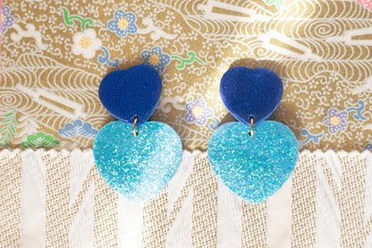 Boucles d'oreilles à clips Double Coeurs en cuir bleu pailletté