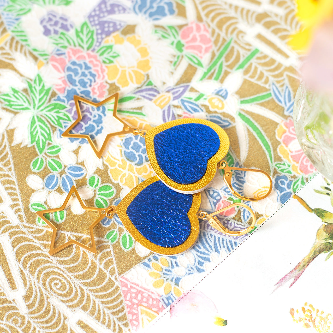 Heart earrings in gold and ultramarine leather and gold stars