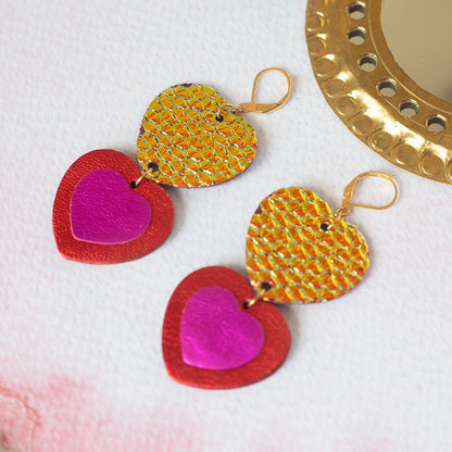 Boucles d'oreilles Double Coeurs - cuir holographique, rouge et fuchsia métallisé