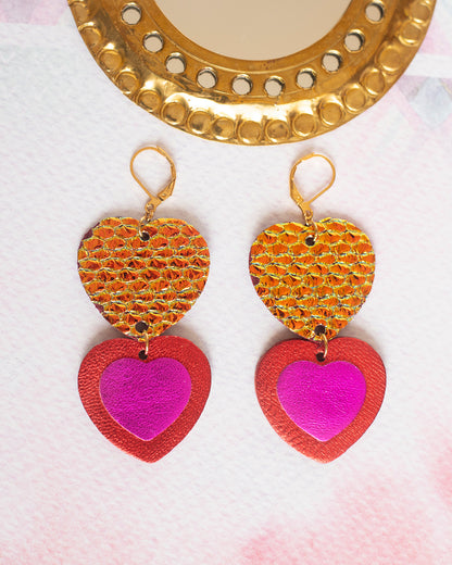 Boucles d'oreilles Double Coeurs - cuir holographique, rouge et fuchsia métallisé