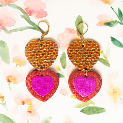 Boucles d'oreilles Double Coeurs - cuir holographique, rouge et fuchsia métallisé