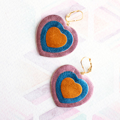 Boucles d'oreilles Double Coeurs - cuir rose, bleu et orange métallisé