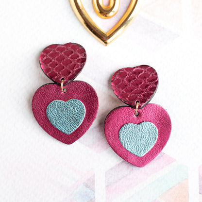 Boucles d'oreilles à clips Double Coeurs - cuir framboise métallisé et bleu