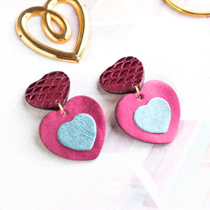 Boucles d'oreilles à clips Double Coeurs - cuir framboise métallisé et bleu