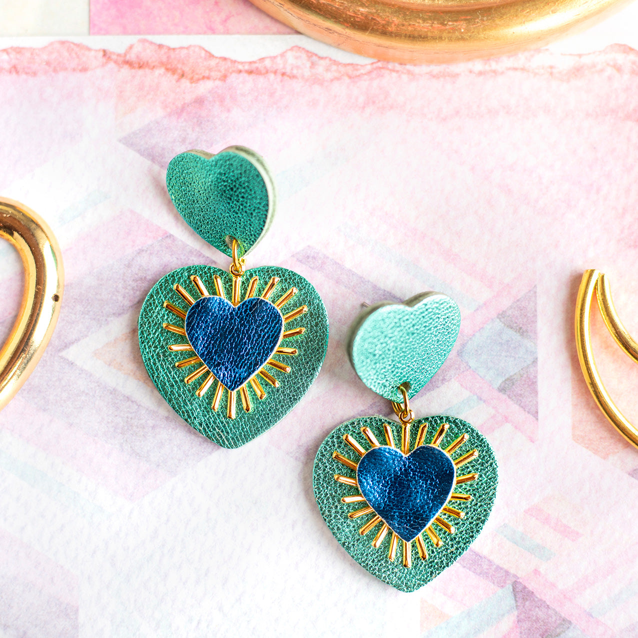 Sacré-Coeur-Ohrringe aus metallischem Türkis und königsblauem Leder