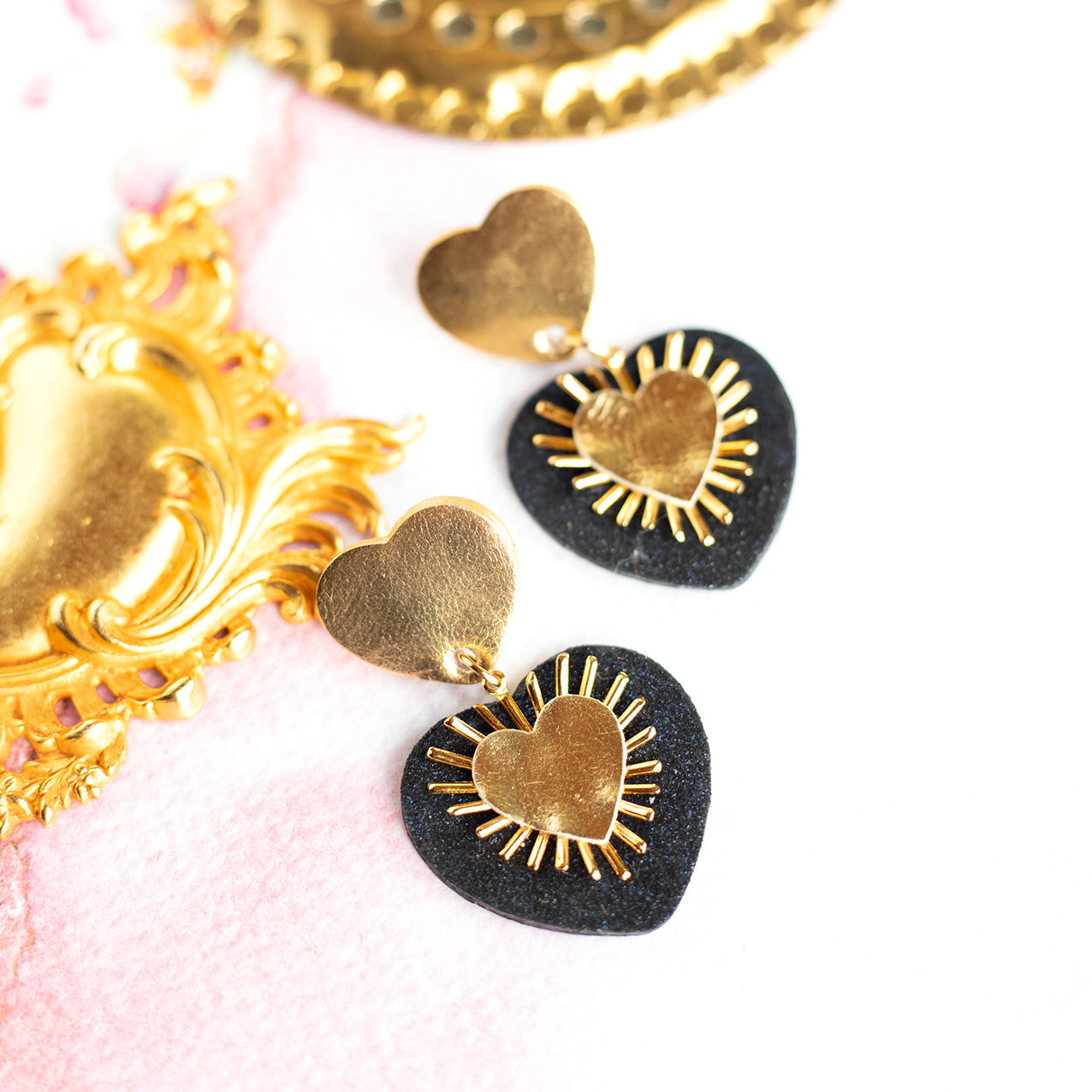 Sacré-Coeur-Ohrringe aus goldenem Leder und mitternachtsblauem Glitzer