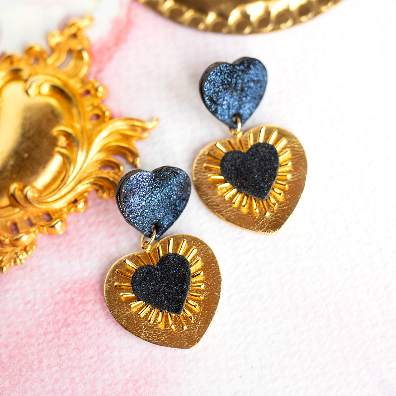 Sacré-Coeur-Ohrringe aus glitzerndem nachtblauem und goldenem Leder