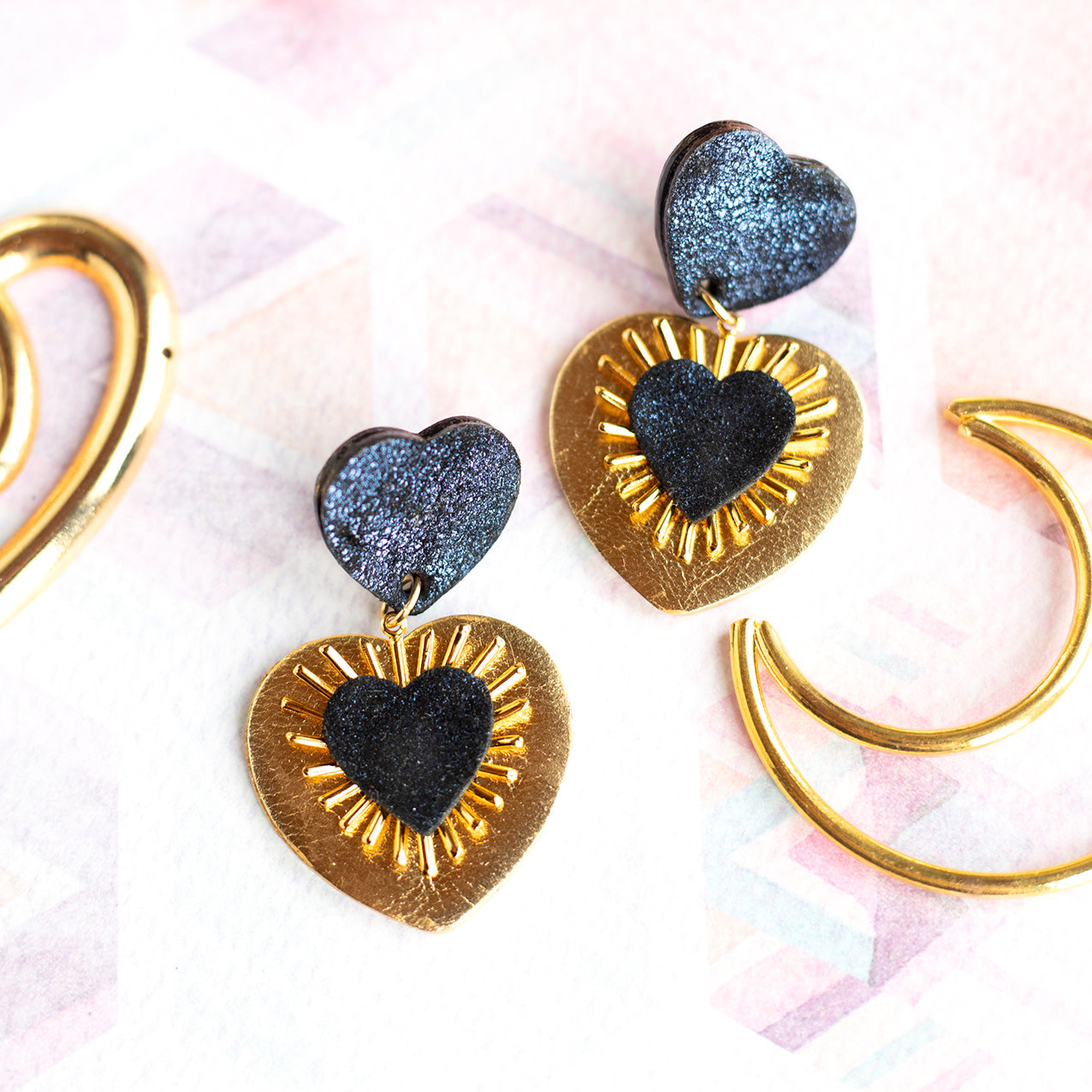 Sacré-Coeur-Ohrringe aus glitzerndem nachtblauem und goldenem Leder