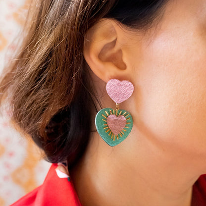 Boucles d'oreilles Sacré Coeur cuir vert métallisé et rouge