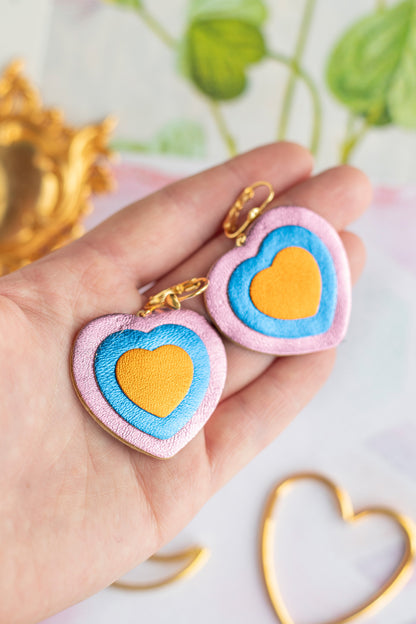 Boucles d'oreilles Double Coeurs - cuir rose, bleu et orange métallisé