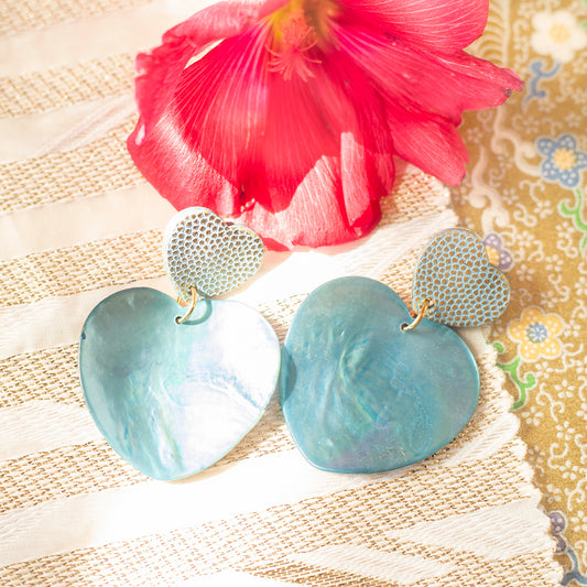 Double Hearts Ohrringe aus blauem Leder mit goldenen Tupfen und blauen Perlmuttherzen