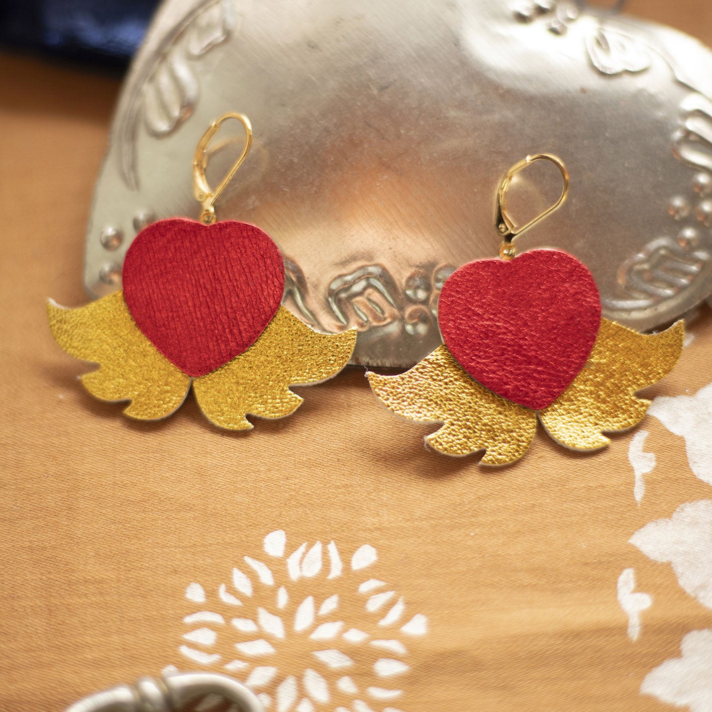 Boucles d'oreilles Coeurs ailés en cuir doré et rouge métallisé