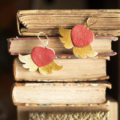 Boucles d'oreilles Coeurs ailés en cuir doré et rouge métallisé