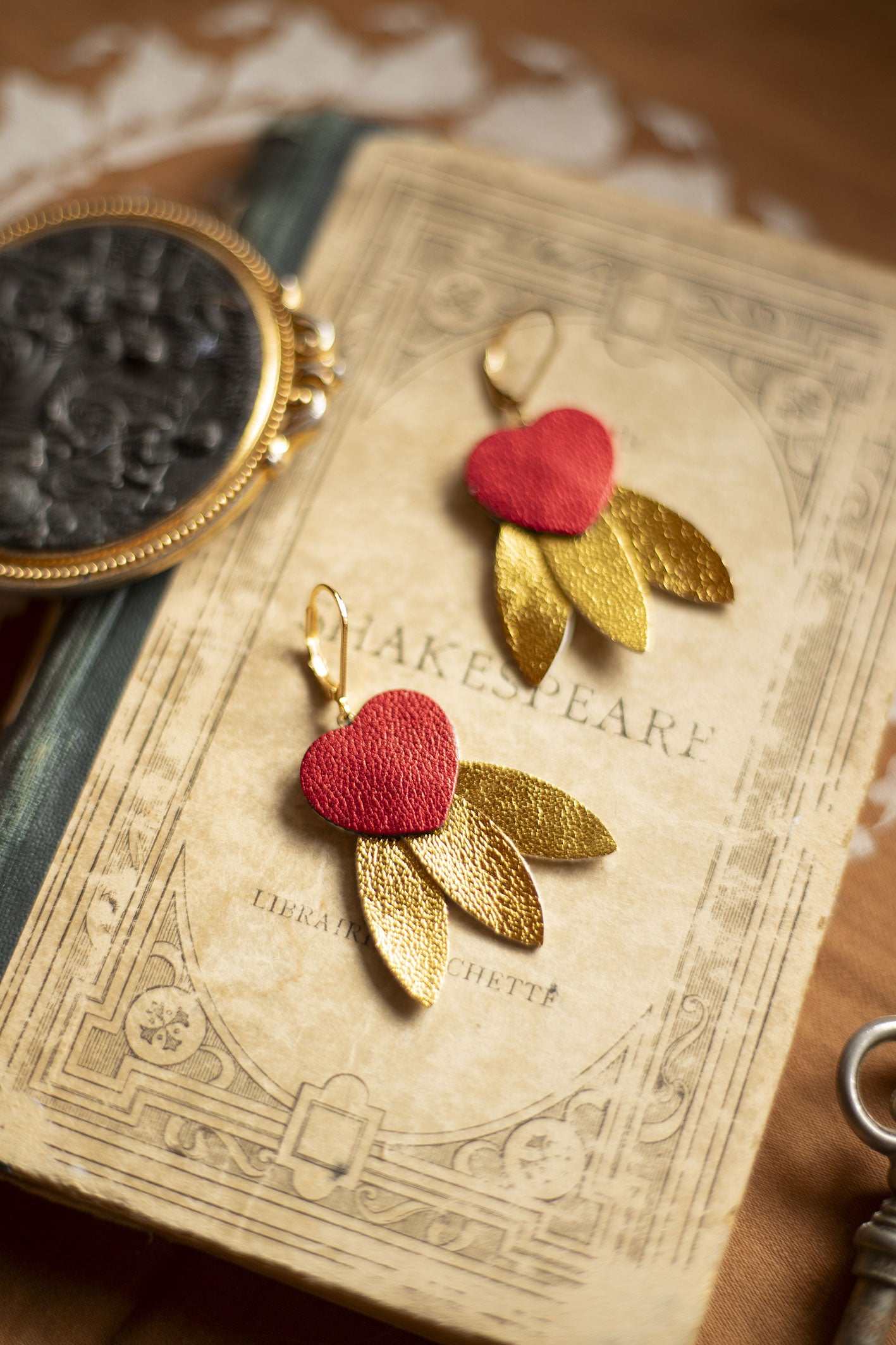 Boucles d'oreilles Coeurs rouge métallisé et 3 épées