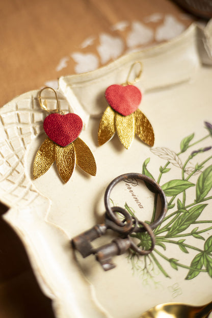 Boucles d'oreilles Coeurs rouge métallisé et 3 épées