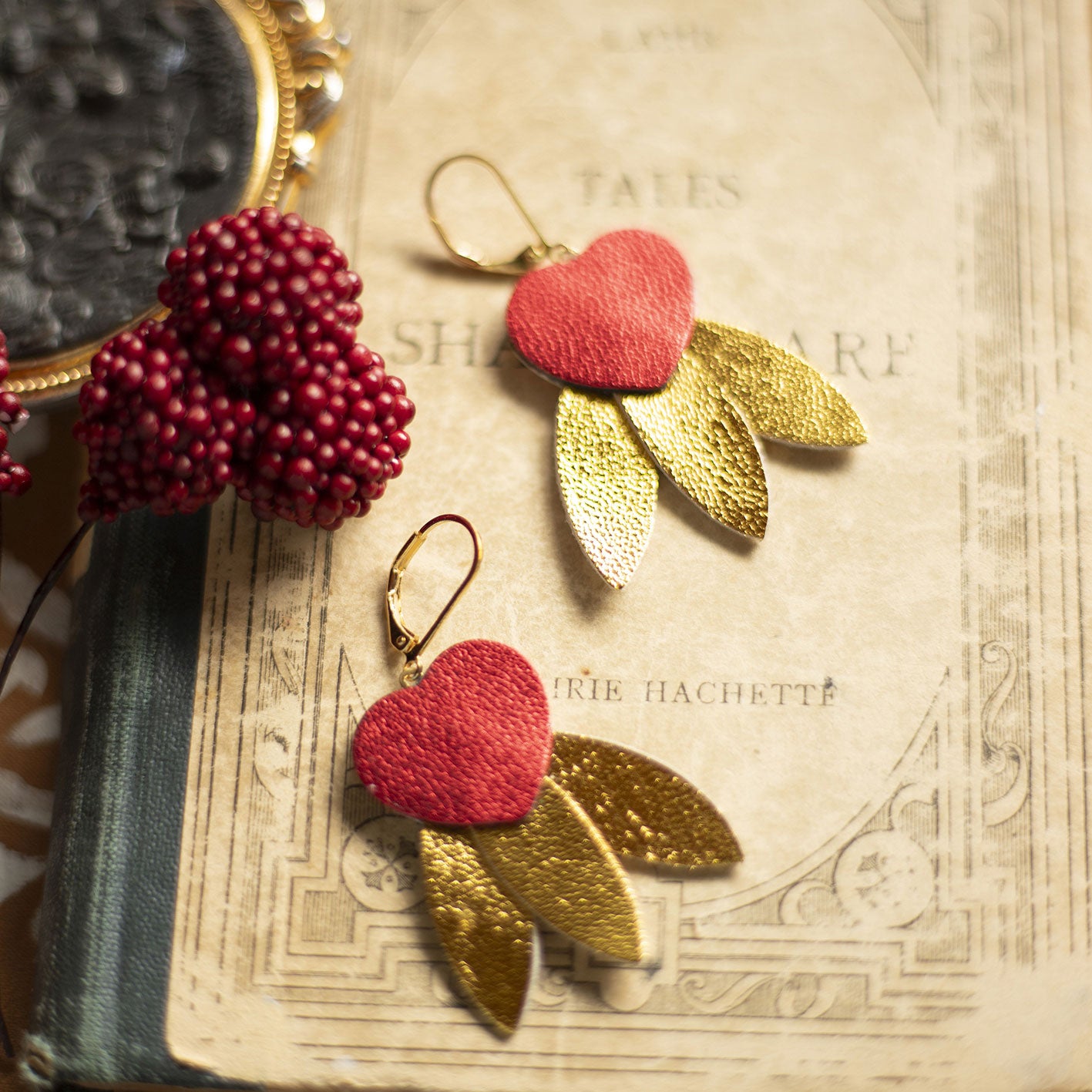 Boucles d'oreilles Coeurs rouge métallisé et 3 épées