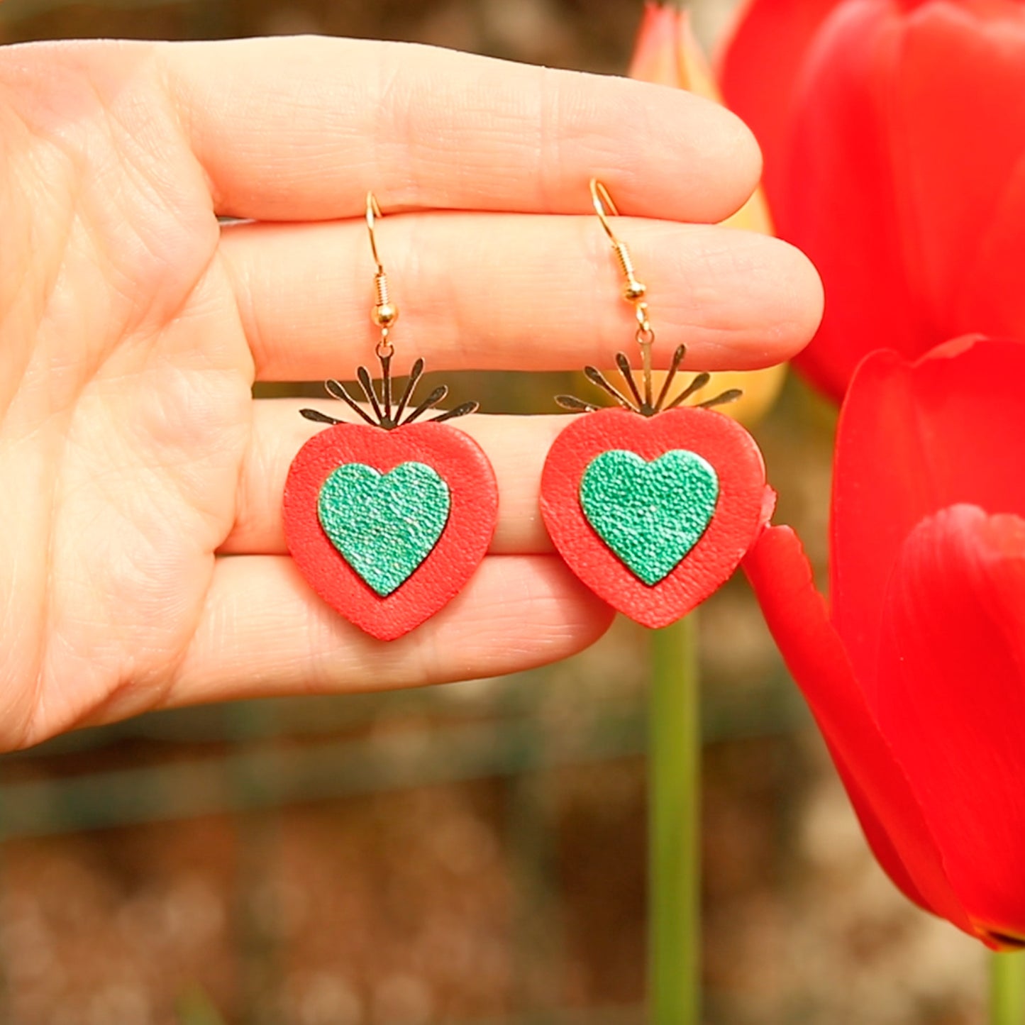Rote und grüne Ohrringe mit heiligen Herzen