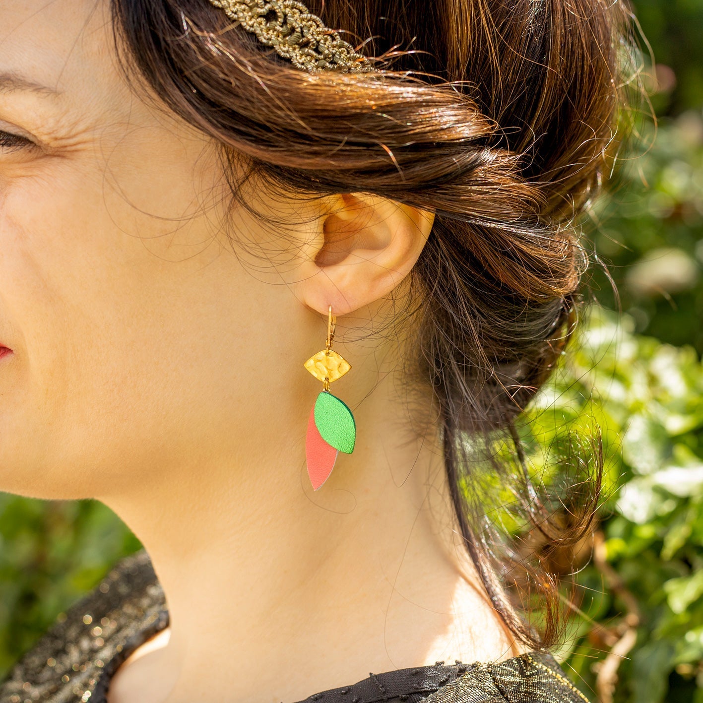 Lozaa earrings - gold and black leather petals