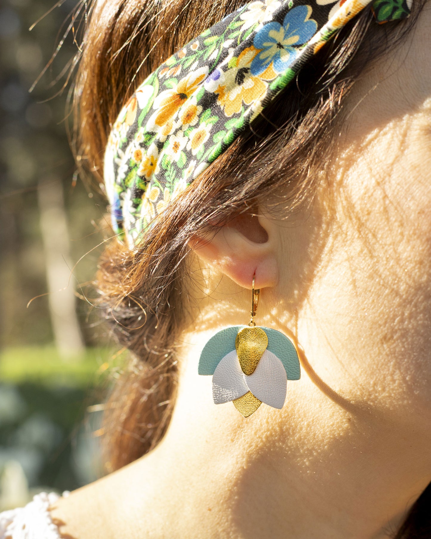 Narcisse earrings in white gold and jade green leather