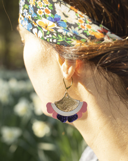 Boucles d'oreilles créoles Eventail & Pétales vert foncé, ocre jaune, rose incarnat et doré