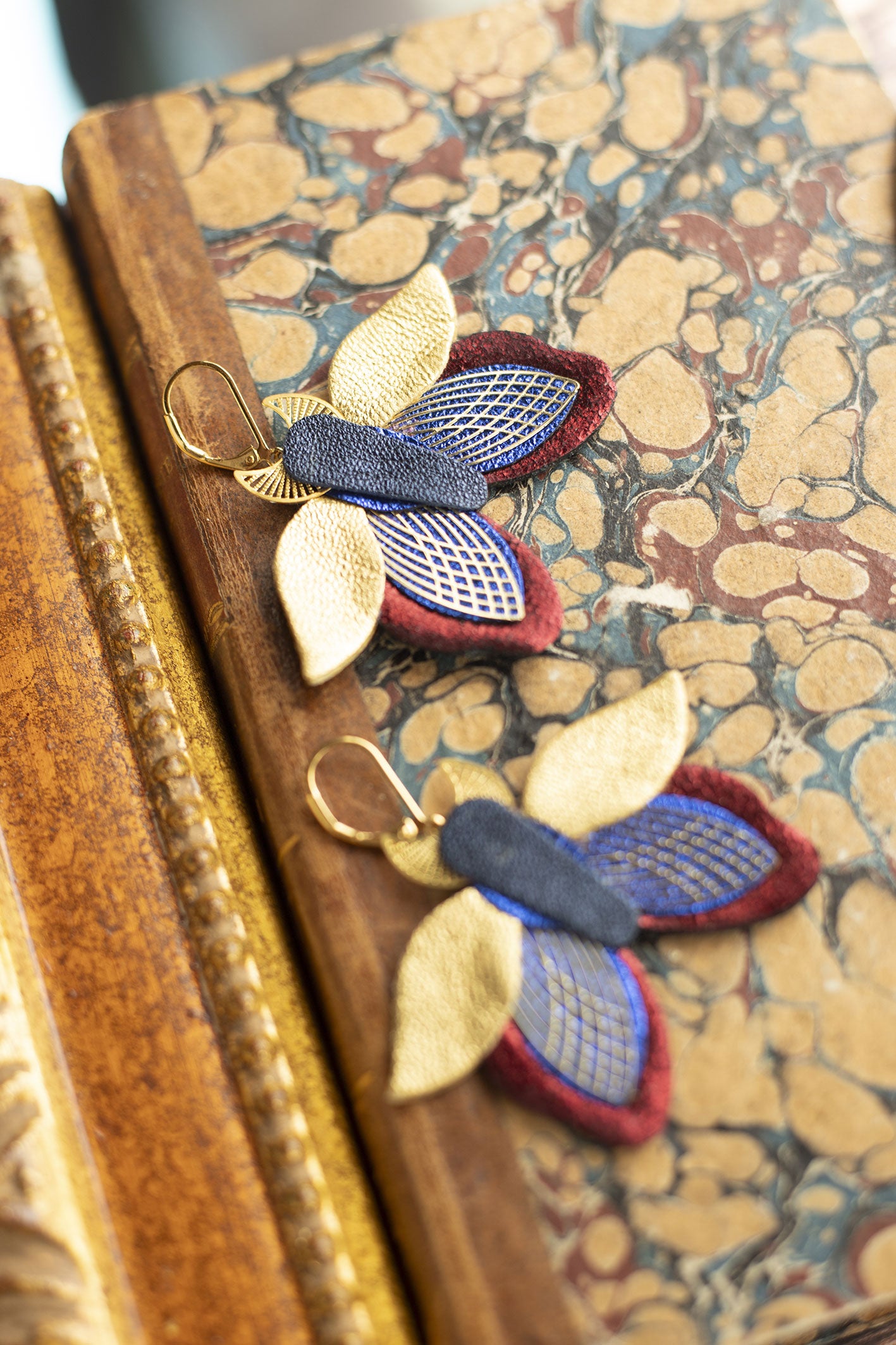 Boucles d’oreilles papillons de nuit bleu outremer, rouge métallisé et doré