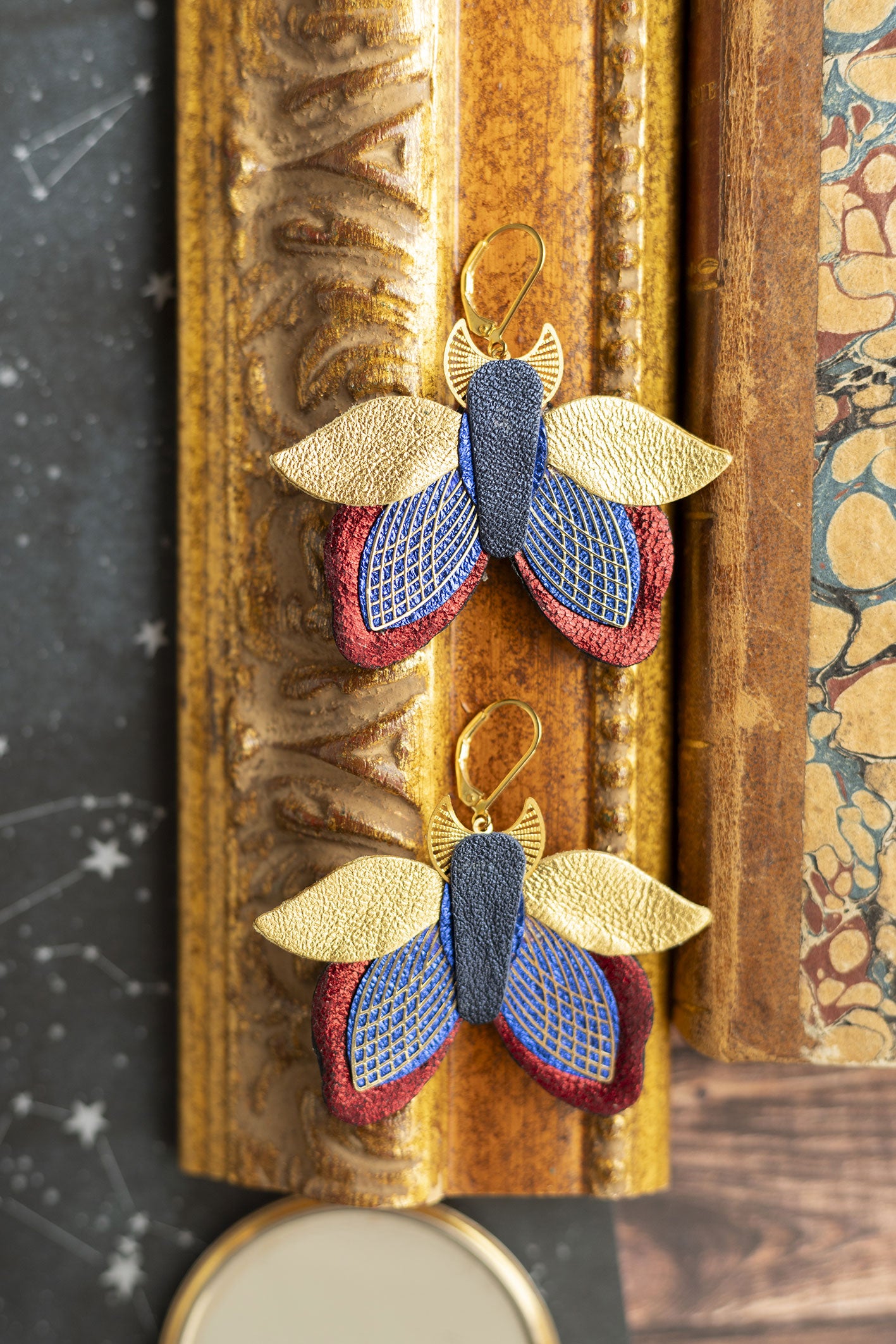 Boucles d’oreilles papillons de nuit bleu outremer, rouge métallisé et doré