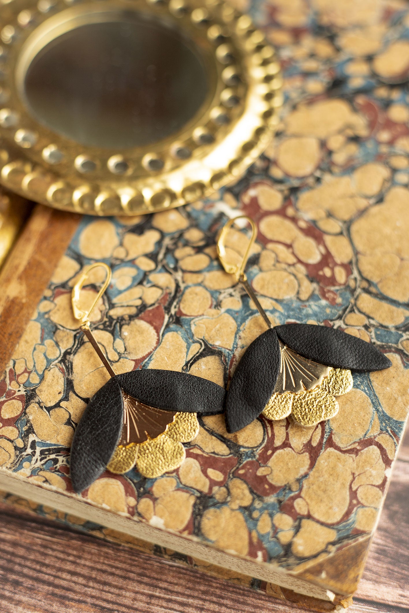 Boucles d'oreilles Fleur de Ginkgo cuir noir et bronze