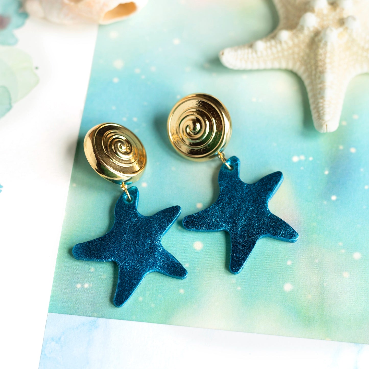 Boucles d'oreilles Odyssée - cuir bleu canard et attaches doré à l'or fin