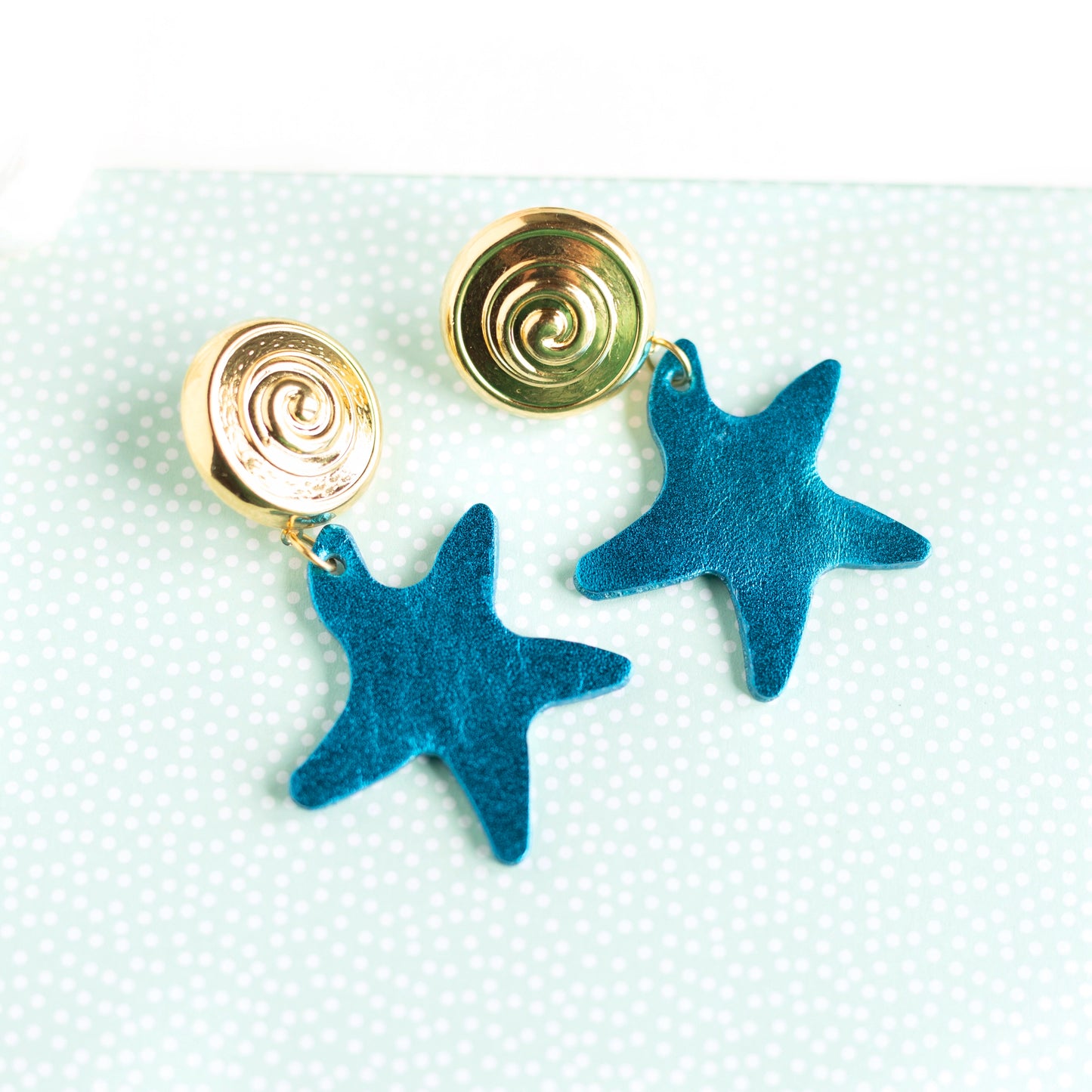 Boucles d'oreilles Odyssée - cuir bleu canard et attaches doré à l'or fin