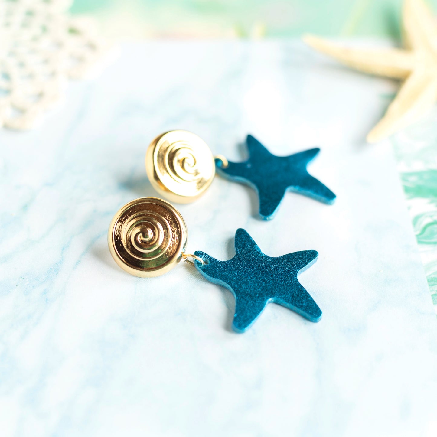 Boucles d'oreilles Odyssée - cuir bleu canard et attaches doré à l'or fin
