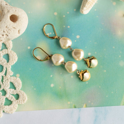 Boucles d'oreilles perles blanches et coquilles dorées