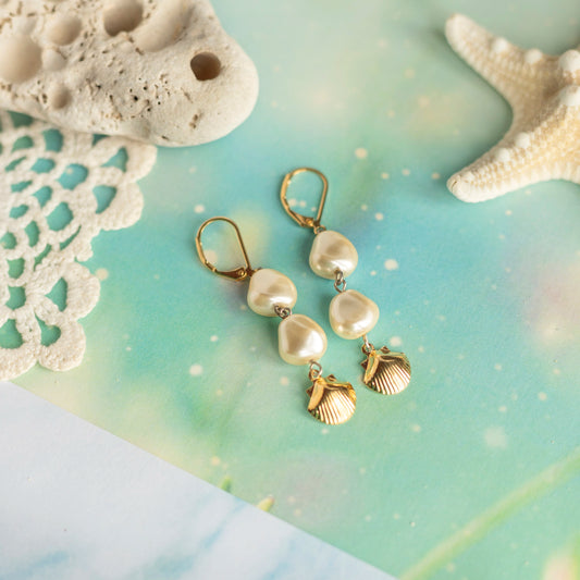 Boucles d'oreilles perles blanches et coquilles dorées