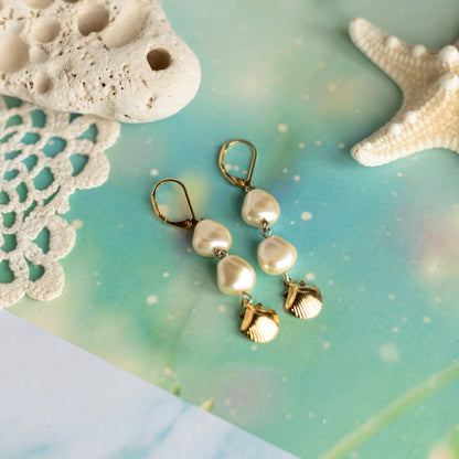 Boucles d'oreilles perles blanches et coquilles dorées