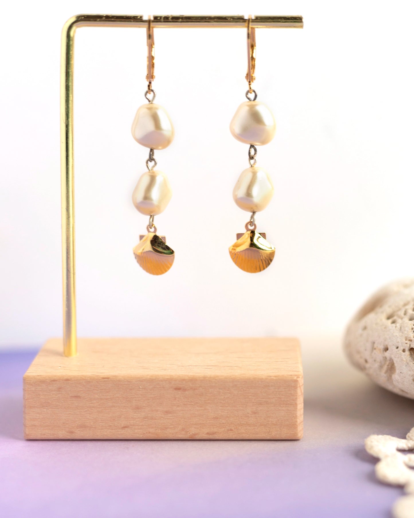 Boucles d'oreilles perles blanches et coquilles dorées
