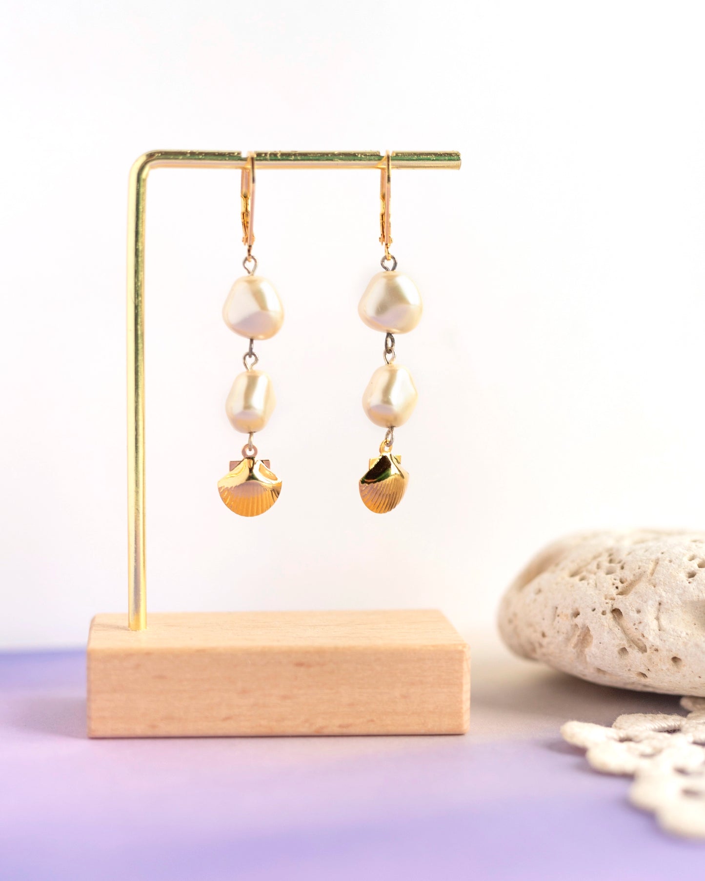 Boucles d'oreilles perles blanches et coquilles dorées