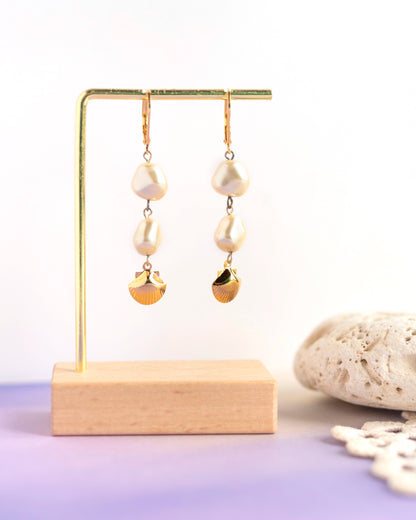 Boucles d'oreilles perles blanches et coquilles dorées