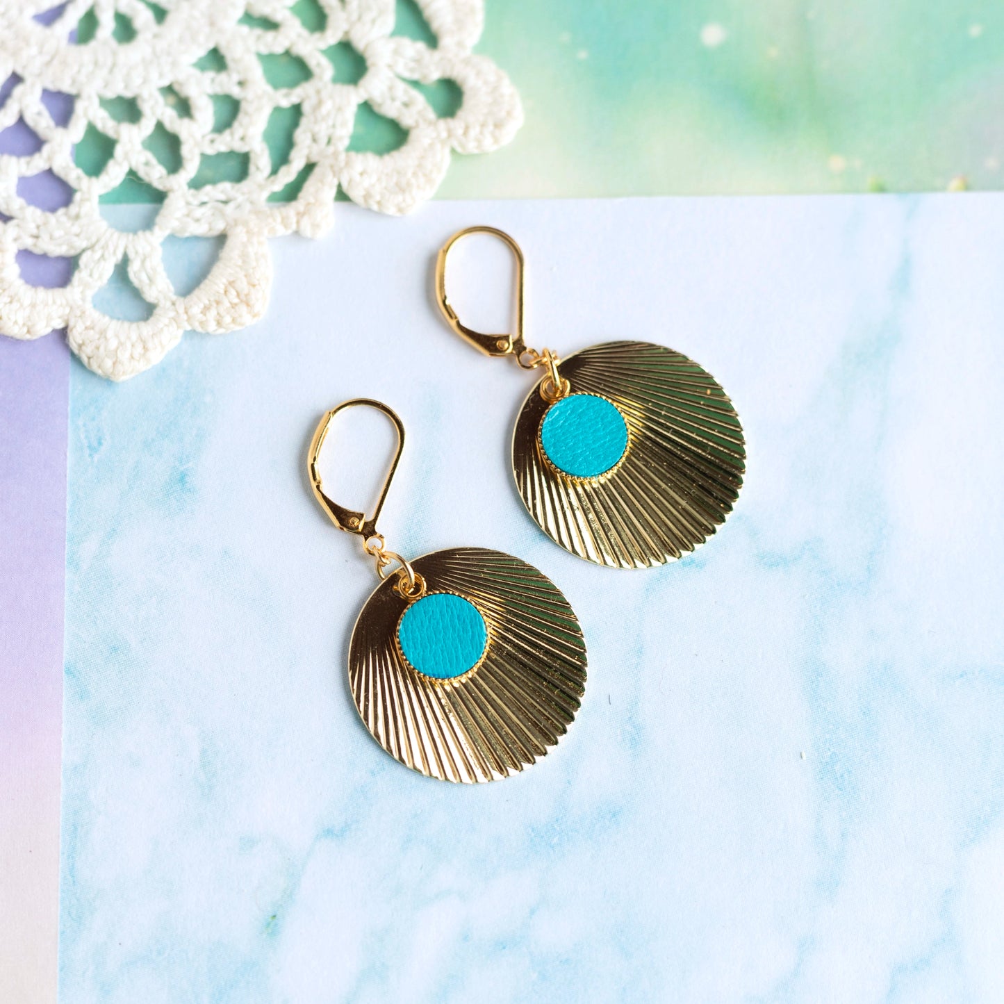 Boucles d'oreilles Atoll - cuir bleu piscine et acier doré