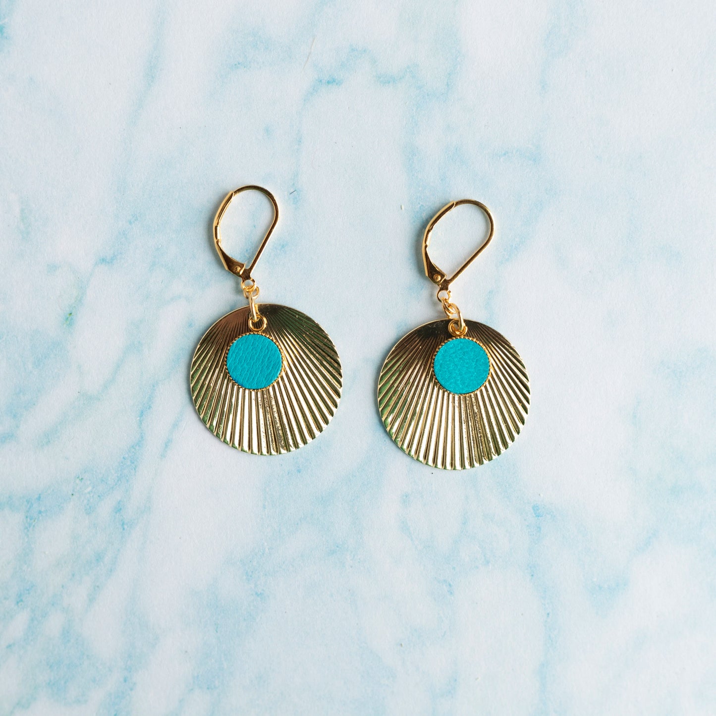 Boucles d'oreilles Atoll - cuir bleu piscine et acier doré