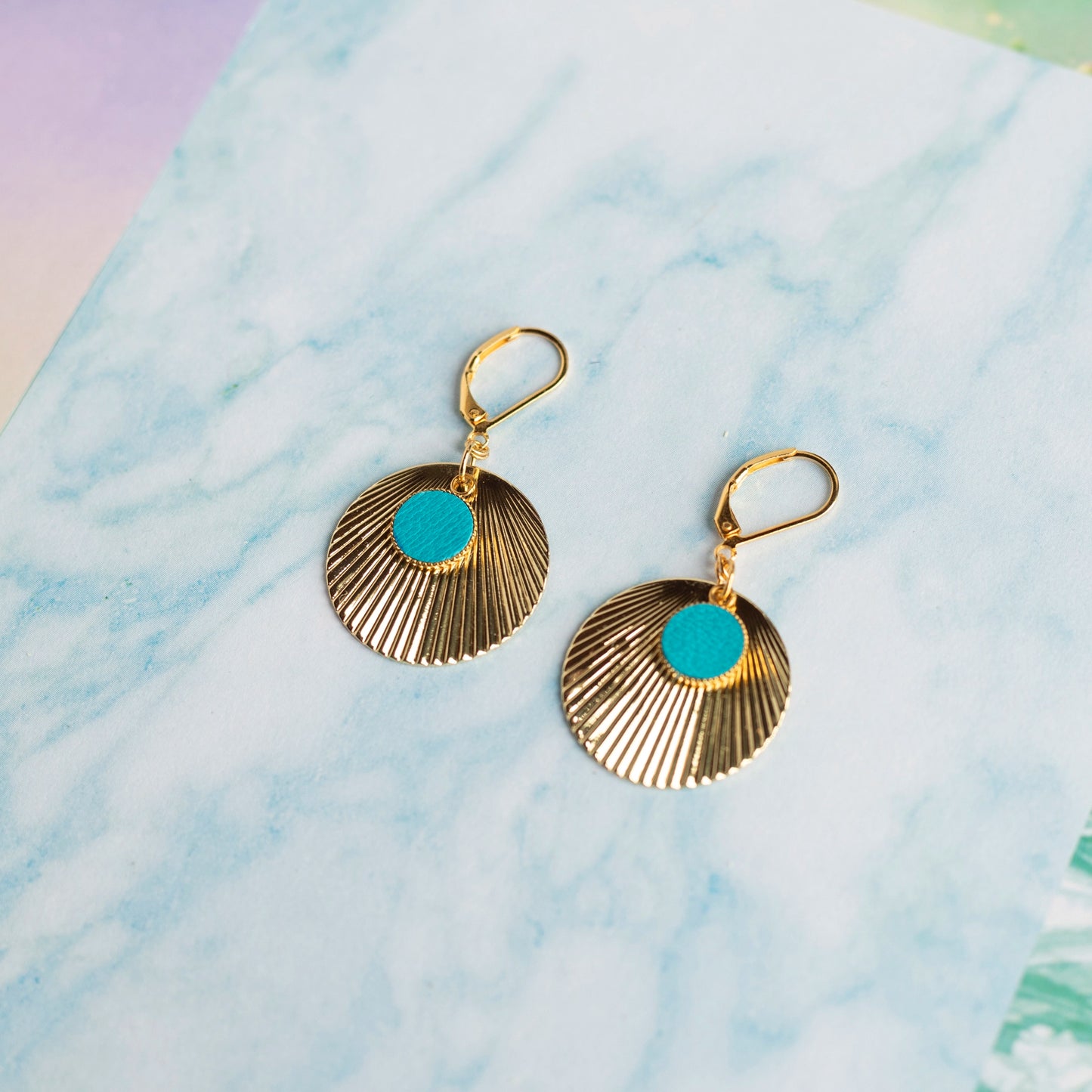 Boucles d'oreilles Atoll - cuir bleu piscine et acier doré