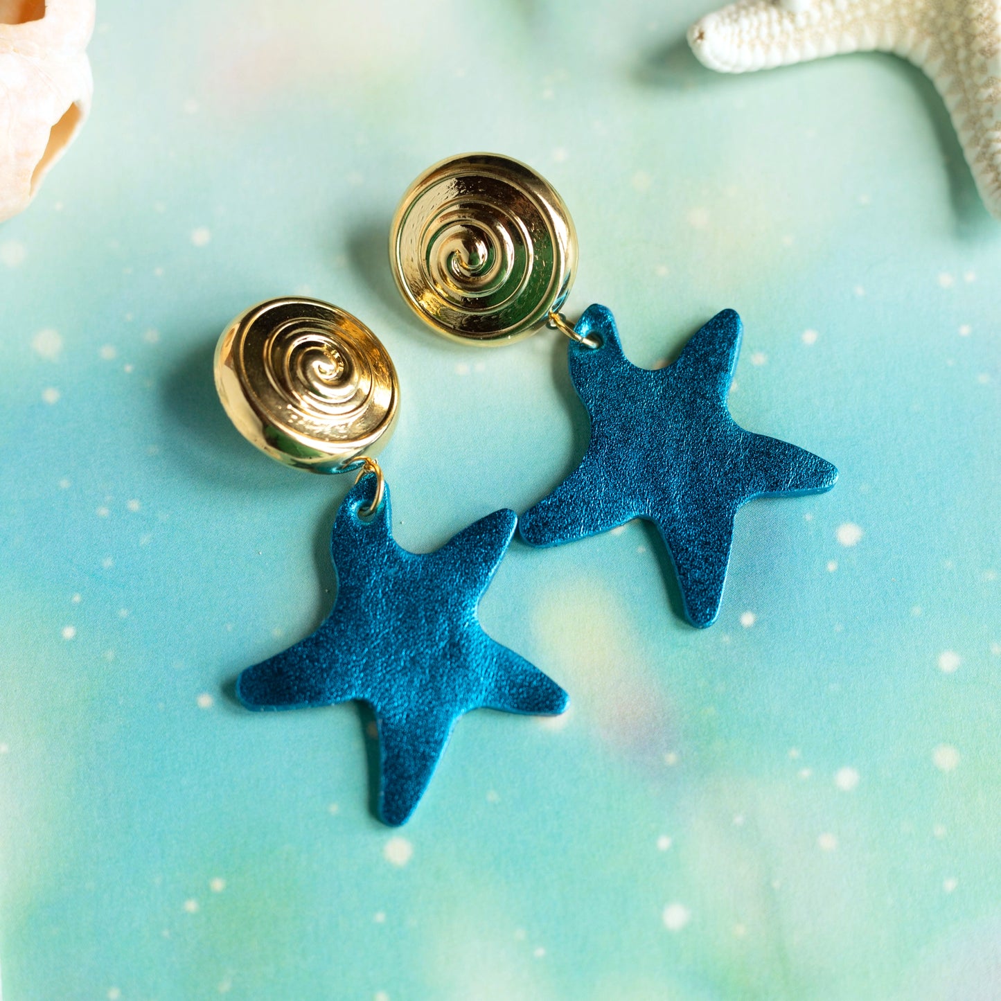 Boucles d'oreilles Odyssée - cuir bleu canard et attaches doré à l'or fin