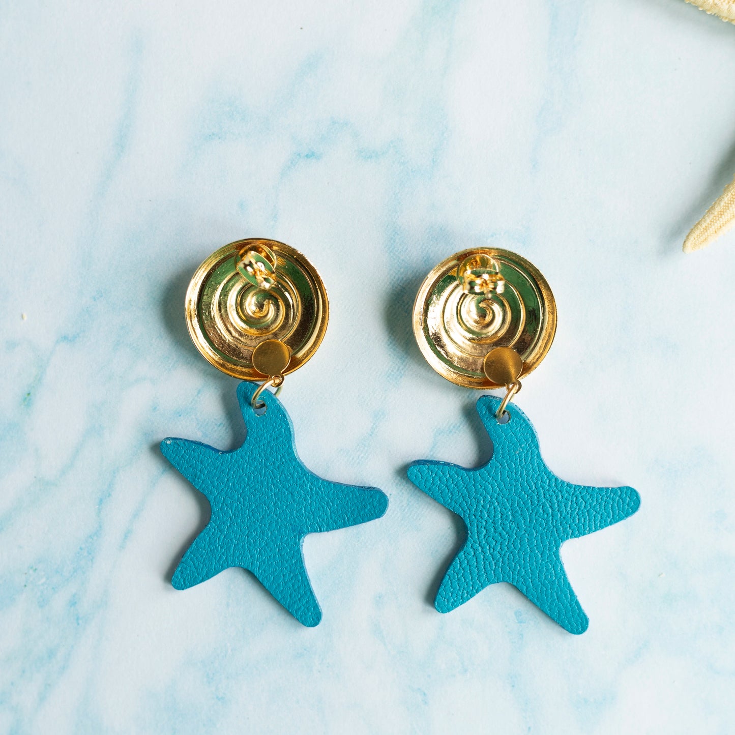Boucles d'oreilles Odyssée - cuir bleu canard et attaches doré à l'or fin