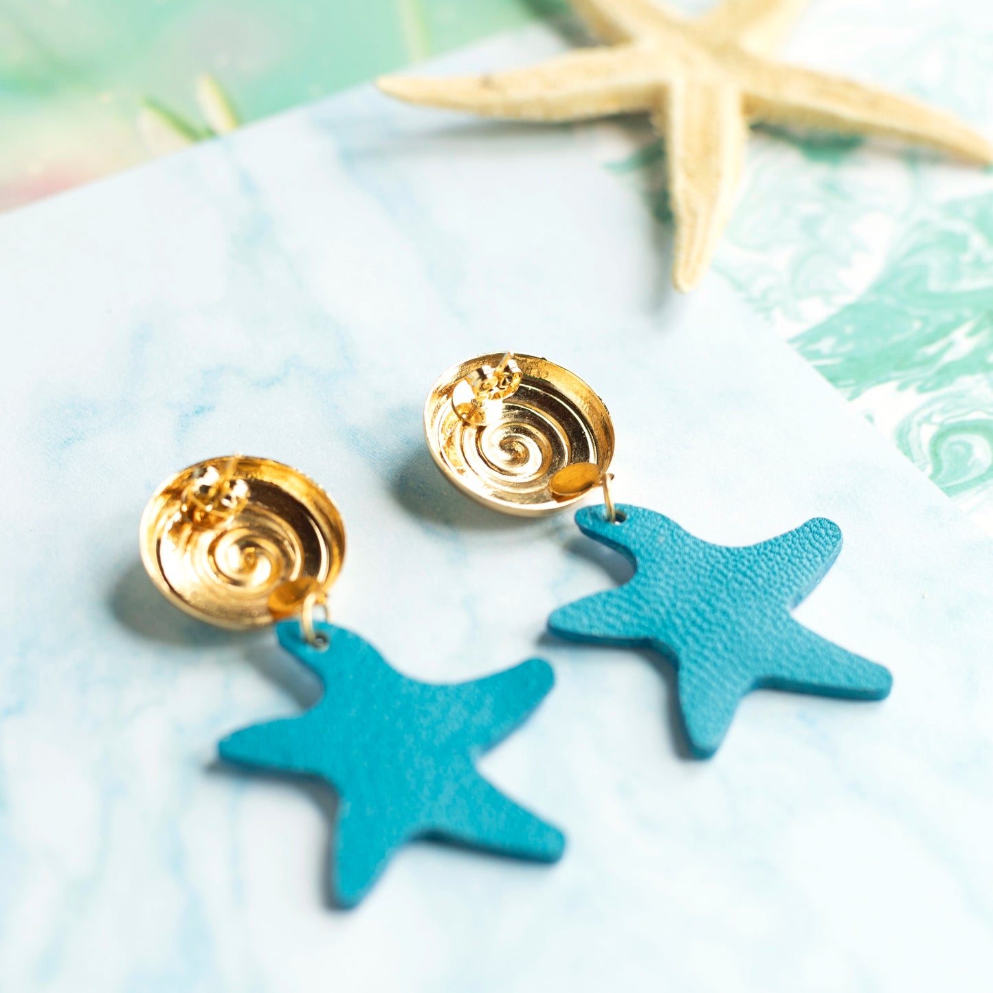 Boucles d'oreilles Odyssée - cuir bleu canard et attaches doré à l'or fin