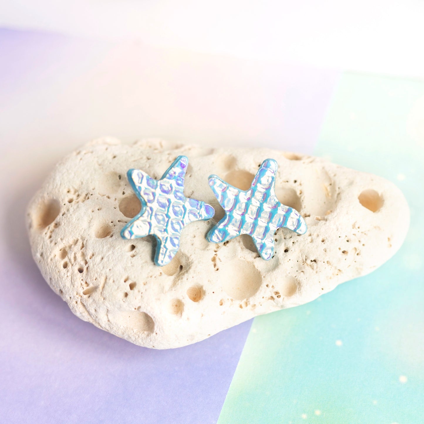 Boucles d'oreilles puces Étoiles de mer cuir blanc holographique