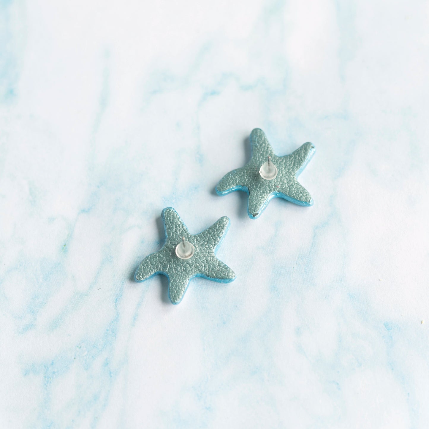 Boucles d'oreilles puces Étoiles de mer cuir blanc holographique
