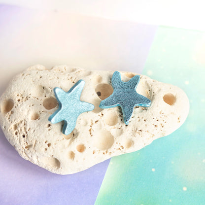 Boucles d'oreilles puces Étoiles de mer cuir bleu ciel métallisé